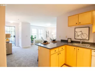 Photo #6: 21112776 Listing