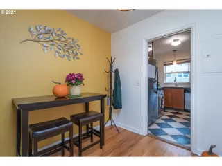 Photo #5: 21114304 Listing