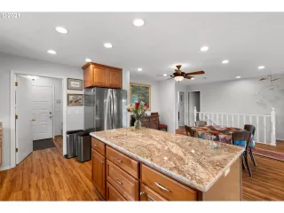 Photo #4: 21116713 Listing