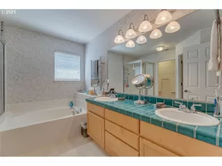 Photo #6: 21117574 Listing