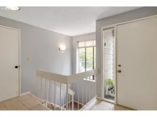 Photo #4: 21121027 Listing