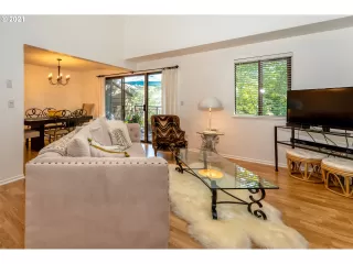 Photo #4: 21125047 Listing