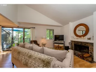 Photo #5: 21125047 Listing