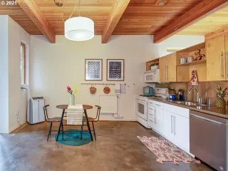 Photo #1: 21125648 Listing