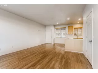 Photo #5: 21126094 Listing