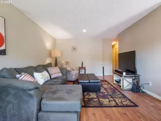 Photo #5: 21129323 Listing