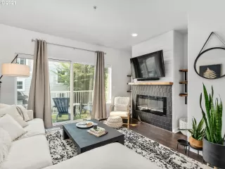 Photo #4: 21130508 Listing