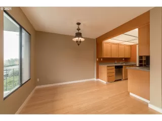 Photo #5: 21130652 Listing