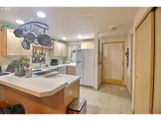 Photo #4: 21130844 Listing