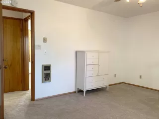 Photo #3: 21131021 Listing