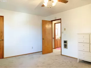 Photo #5: 21131021 Listing