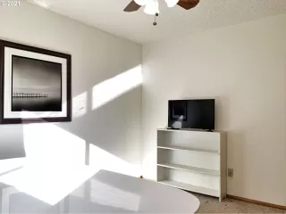 Photo #6: 21131021 Listing