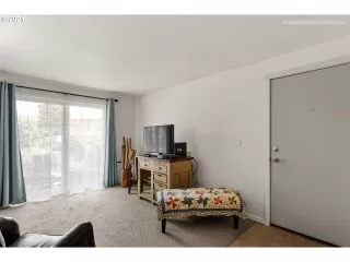 Photo #4: 21132761 Listing