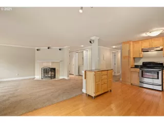 Photo #5: 21138049 Listing