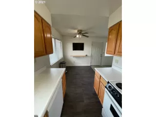 Photo #4: 21140951 Listing