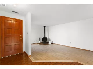 Photo #6: 21141528 Listing