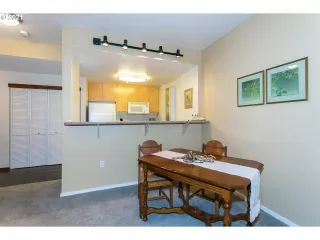 Photo #6: 21147096 Listing