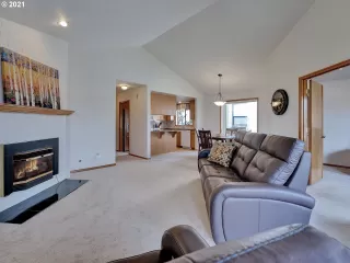 Photo #4: 21155187 Listing