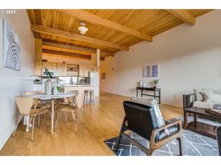 Photo #4: 21156538 Listing