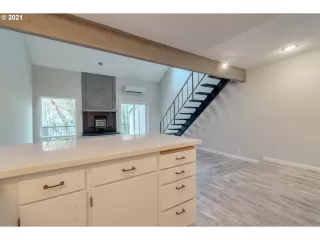 Photo #5: 21159317 Listing