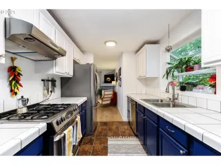 Photo #5: 21160683 Listing