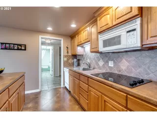 Photo #3: 21162119 Listing