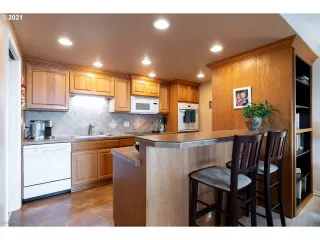 Photo #4: 21162119 Listing