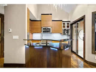 Photo #5: 21173504 Listing