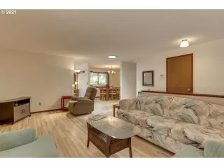 Photo #4: 21174105 Listing