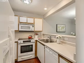 Photo #4: 21174534 Listing