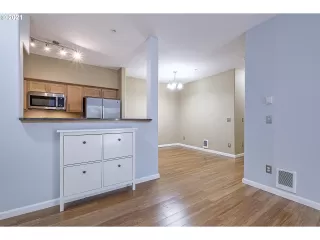 Photo #5: 21176366 Listing