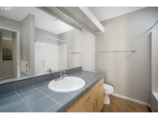 Photo #5: 21178753 Listing