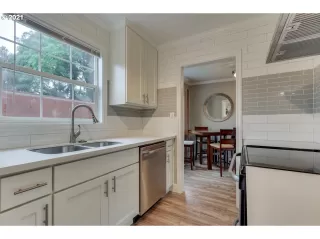 Photo #4: 21182152 Listing