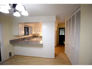 Photo #6: 21182406 Listing