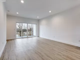 More Details about MLS # 21184745 : 9017 NE HOYT ST