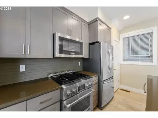 Photo #6: 21194047 Listing