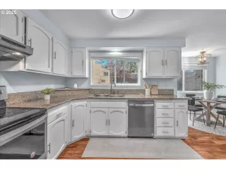 Photo #4: 211996129 Listing 