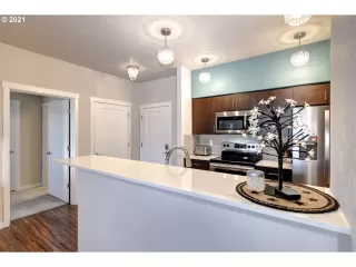 Photo #6: 21204683 Listing