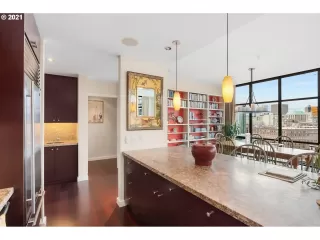 Photo #6: 21205047 Listing