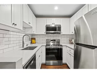 Photo #6: 21207697 Listing