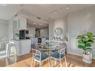 Photo #4: 21210635 Listing