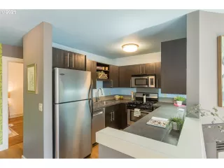 Photo #6: 21212173 Listing