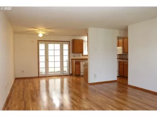 Photo #5: 21212521 Listing