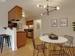 More Details about MLS # 21225969 : 2301 SE CARUTHERS ST 3