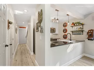 Photo #4: 21229327 Listing