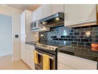 Photo #4: 21231485 Listing