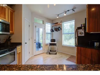 Photo #5: 21232683 Listing