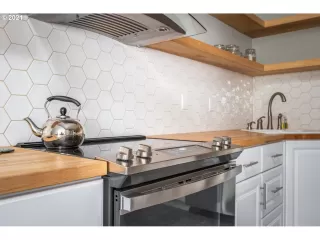 Photo #5: 21232964 Listing