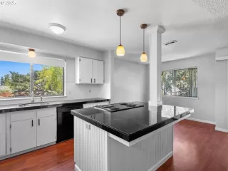 Photo #5: 212350505 Listing