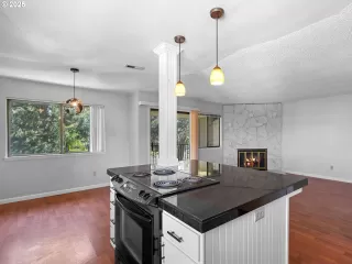 Photo #6: 212350505 Listing